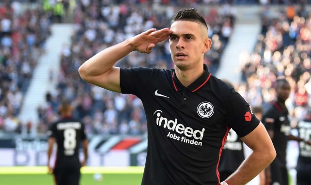 Rafael Santos Borré festeja una diana con el Eintracht