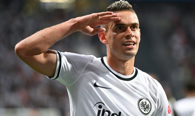 Rafael Borré celebra un gol con el Eintracht Frankfurt
