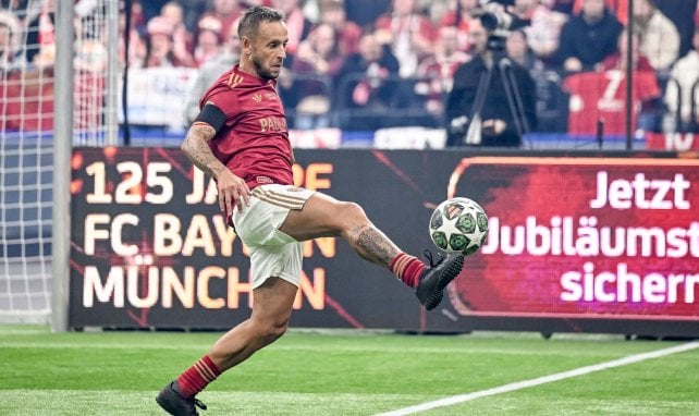 Rafinha controla el balón