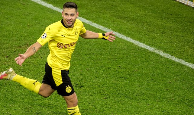 Raphaël Guerreiro celebra un gol con el Borussia Dortmund