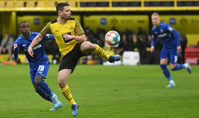 Raphaël Guerreiro controla el cuero durante un partido del Borussia Dortmund