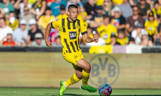 Raphaël Guerreiro conduce el cuero con el Borussia Dortmund