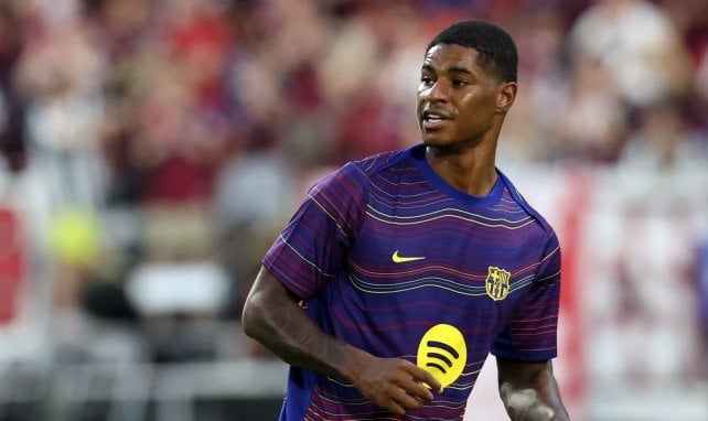 Marcus Rashford calentando con el FC Barcelona.