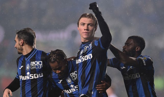 Rasmus Höjlund celebra un gol con la Atalanta