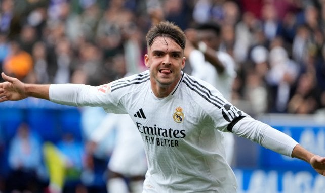 Raúl Asencio celebra un gol.
