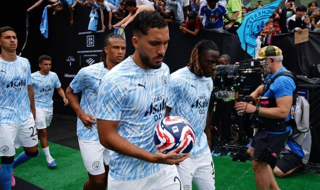 Rayan Cherki con el Manchester City