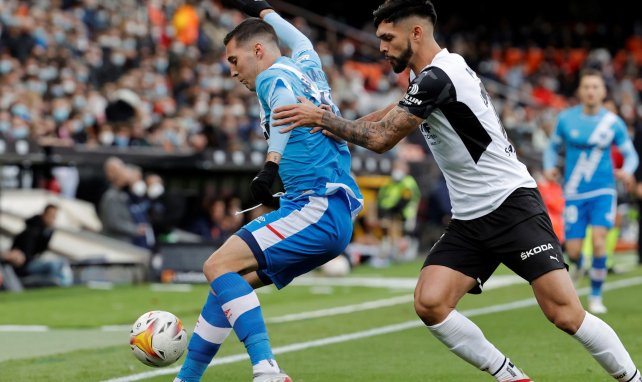 Sergi Guardiola lucha por un balón con Omar Alderete