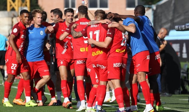 Jugadores del Rayo Majadahonda celebrando un tanto