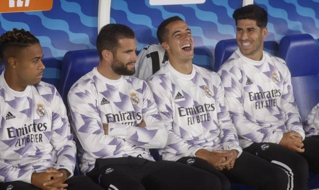 Mariano Díaz y Marco Asensio en el banquillo del Real Madrid