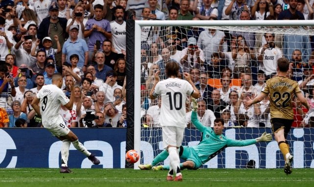 Kylian Mbappé anota ante la mirada de Modric.