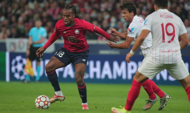 Renato Sanches trata de zafarse de Óliver Torres