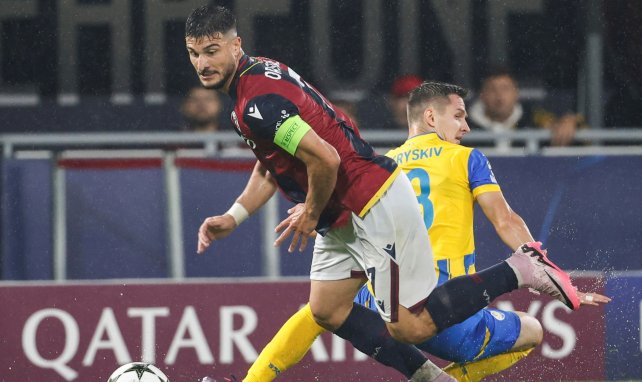 Riccardo Orsolini conduce la pelota en Champions