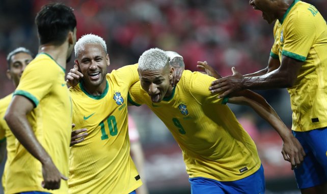Neymar y Richarlison celebran un tanto de Brasil