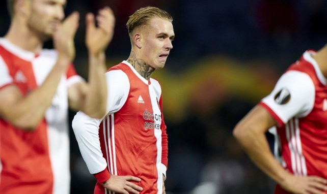 Rick Karsdorp se lamenta junto a sus compañeros del Feyenoord