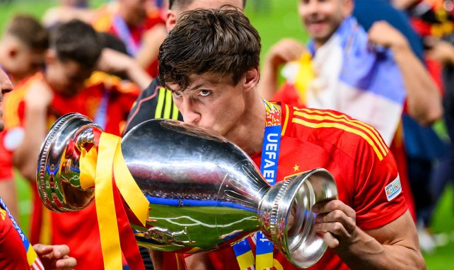 Robin Le Normand con la copa de campeón de Europa