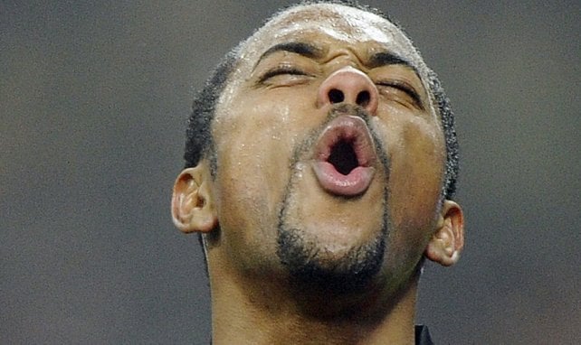 Robinho se lamenta.