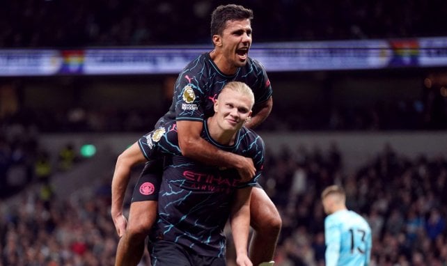 Rodri celebra un gol con Erling Haaland