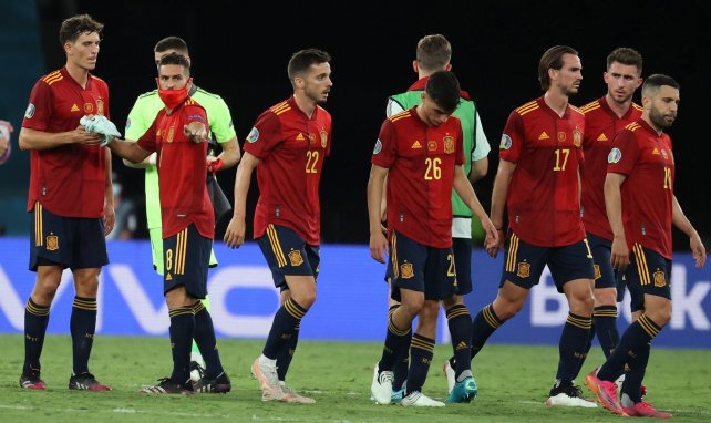 Los jugadores de España tras el empate ante Polonia