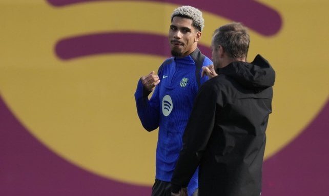 Ronald Araújo con Hansi Flick.