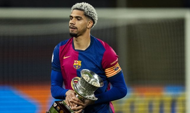 Ronald Araújo con la Supercopa de España