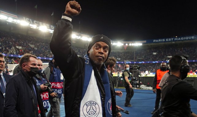Ronaldinho saluda a los aficionados en el PSG – Leipzig