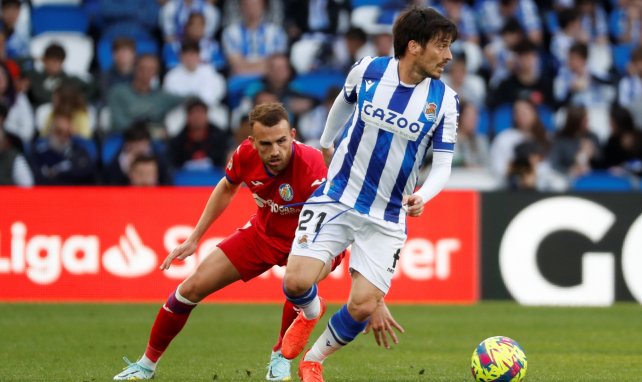 David Silva conduce el esférico ante la presión de Borja Mayoral