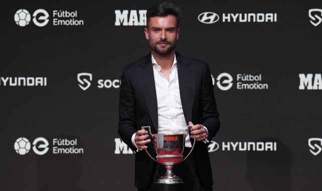 Rubén Albés recibiendo un premio de Marca