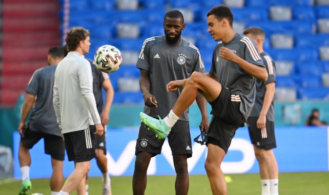 Antonio Rüdiger y Jamal Musiala en un entrenamiento con Alemania