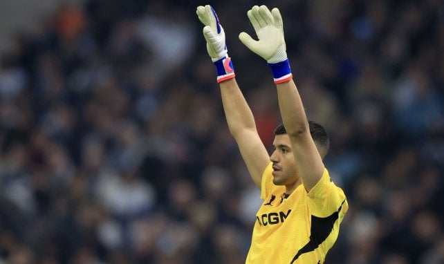 Gerónimo Rulli alza los brazos