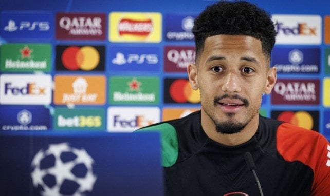 William Saliba en sala de prensa con el Arsenal.