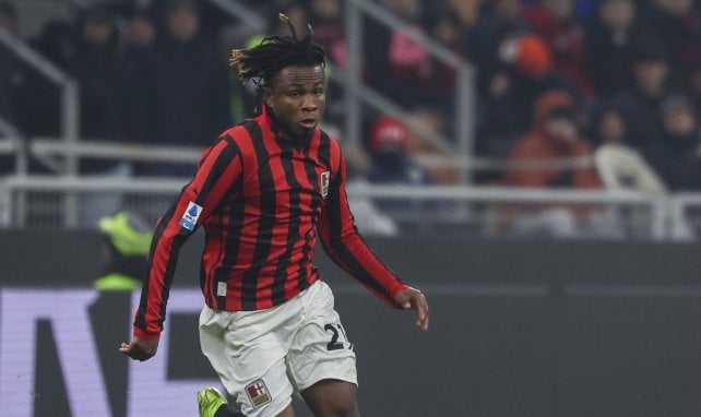 Samu Chukwueze con el AC Milan