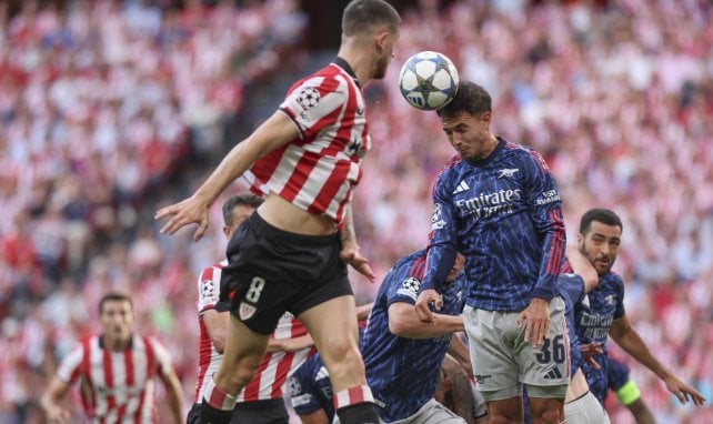 Sancet y Zubimendi pelean por un balón
