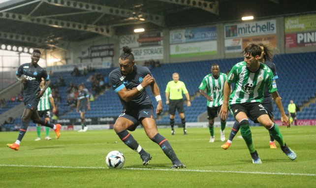 Dimitri Payet conduce el cuero en el duelo entre Betis y OM