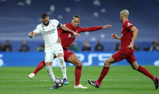 Karim Benzema lucha por un balón con Virgil van Dijk
