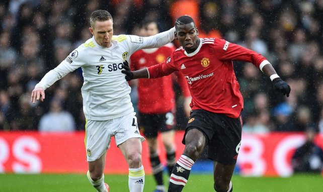 Paul Pogba compite por el cuero con el Manchester United