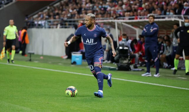Neymar conduce el cuero en un partido del Paris Saint-Germain
