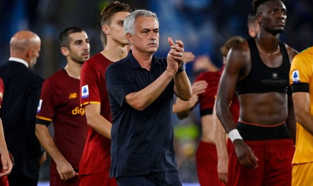 José Mourinho aplaudiendo a sus jugadores de la AS Roma