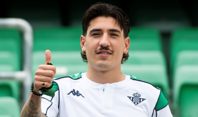 Héctor Bellerín, durante un entrenamiento con el Real Betis