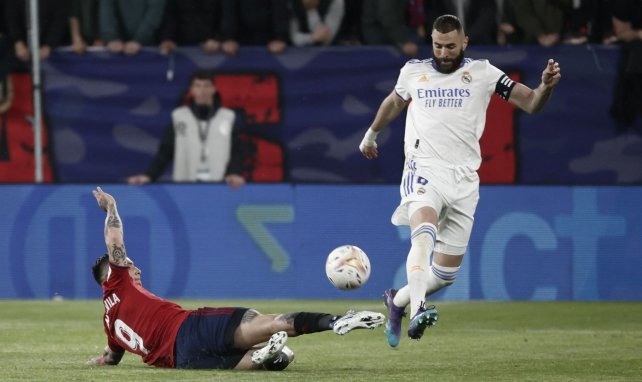 Karim Benzema trata de hacerse con el balón ante Osasuna