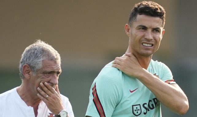 Fernandos Santos y Cristiano Ronaldo en un entrenamiento de Portugal