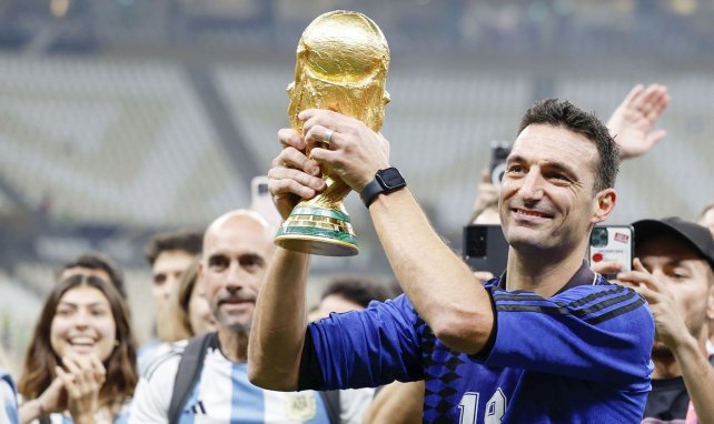 Lionel Scaloni alza la Copa del Mundo