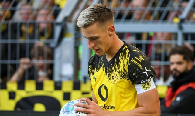 Nico Schlotterbeck mira el balón