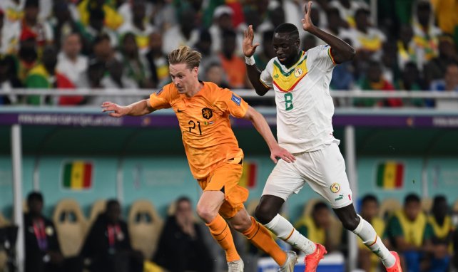 Frenkie de Jong trata de zafarse de Cheikhou Kouyaté