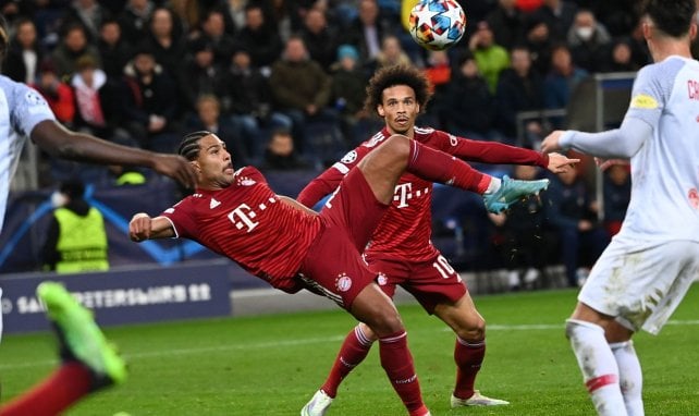 Serge Gnabry trata de ejecutar un remate acrobático con el Bayern Múnich