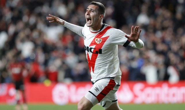 Sergi Guardiola celebra un gol con el Rayo Vallecano