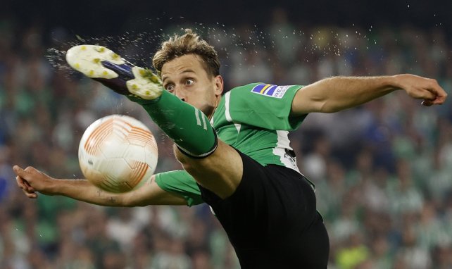 Sergio Canales intenta controlar un balón