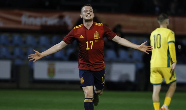 Sergio Gómez celebra un gol con los colores de España