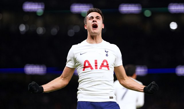 Sergio Reguilón festeja un gol con el Tottenham Hotspur