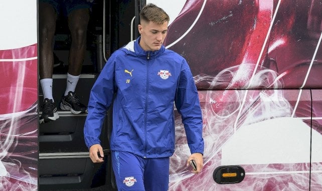 Benjamin Sesko saliendo del bus del RB Leipzig