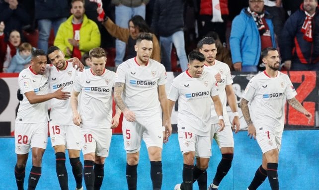 Los jugadores del Sevilla celebran uno de sus goles